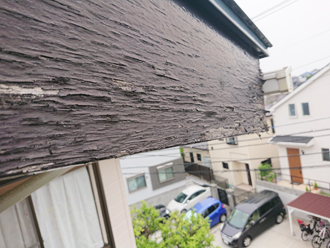 破風板が、経年で塗膜が劣化し表面がガサガサと逆立っているような状態になっています。
