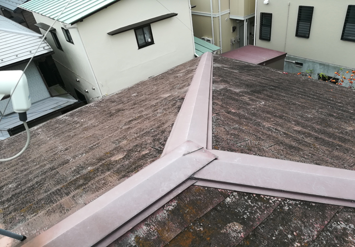横浜市磯子区森にて、傷みすぎて塗装が難しい化粧スレートを屋根葺き替え工事でメンテナンス！