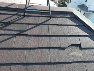 スレートの割れが多いときは新しい屋根材を使う「屋根カバー工事」や「屋根葺き替え工事」が最適です！