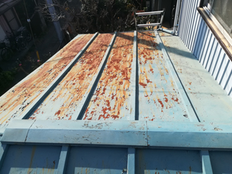 瓦棒葺きの板金屋根は錆が著しい状態でした。