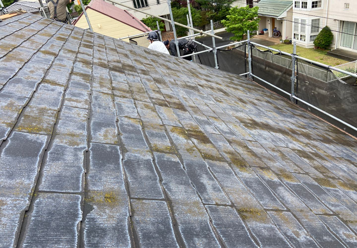 屋根葺き替え工事は、屋根材を新しく設置するリフォーム方法の一つです。