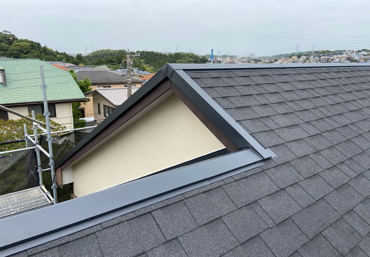 屋根葺き替え工事は屋根の寿命を延ばし、雨漏りのリスクを軽減するなどのメリットがあります！