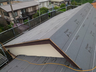 屋根葺き替え工事なら普段お手入れのしにくい防水紙も補修やメンテナンスが行えます！