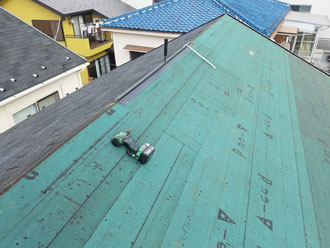 アスファルトシングル屋根の破損部分がある屋根面だけに「屋根葺き替え工事」を行います。