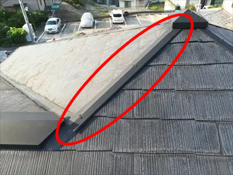 屋根に設置された棟板金