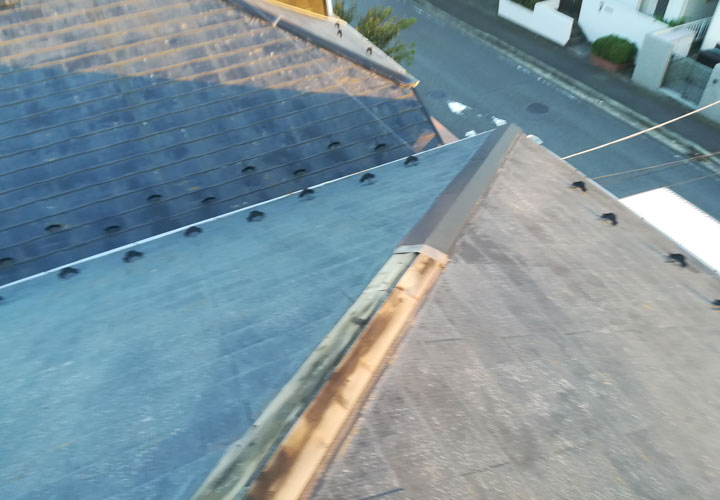 屋根にある棟板金と呼ばれる金属の板が飛散しても、「棟板金交換工事」なら直すことができます！