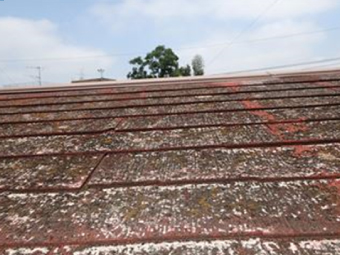 塗膜が剥がれたスレート屋根