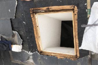 天窓を撤去した跡の穴