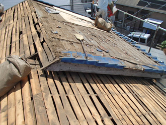 屋根葺き替え工事は、既存の屋根材や屋根下地（野地板や防水紙）を撤去し、新しいものに替える工事です。