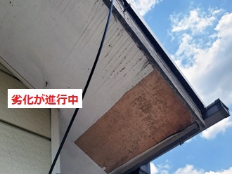 藤沢市用田にて穴が開いてしまった軒天の調査　付帯部の傷みが進んでいました