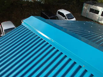 ブルー色のガルバリウム鋼板屋根