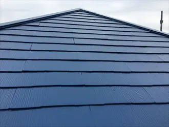 ブルー色のスレート屋根