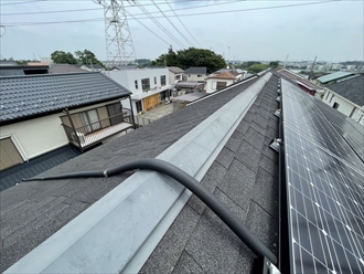 横浜市戸塚区神柏尾町で太陽光パネルの乗ったアスファルトシングルの屋根を点検しました