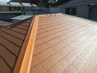 オレンジ色の化粧スレート屋根