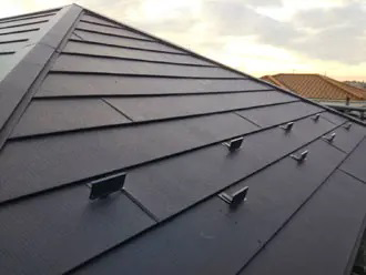 ガルバリウム鋼板製屋根材が使用された屋根