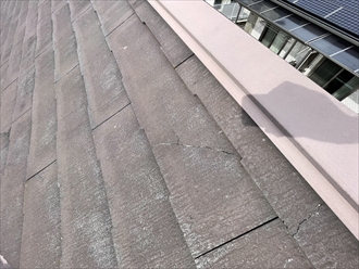 割れた屋根