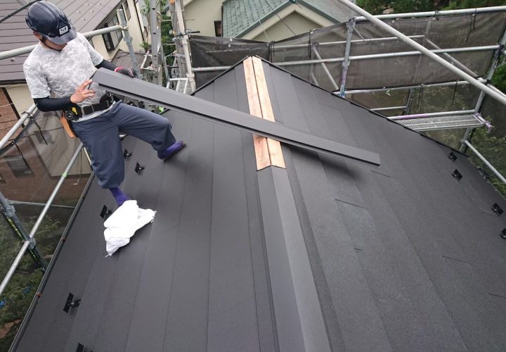 屋根カバー工事の手順⑤新規貫板・棟板金の設置