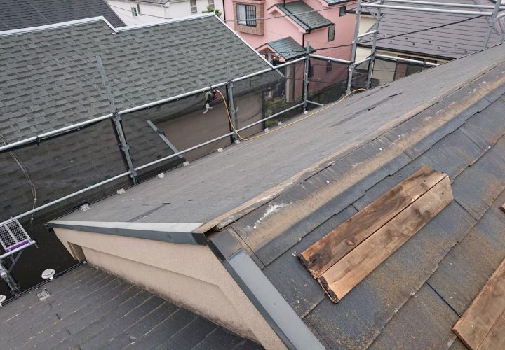 屋根カバー工事の手順①既存の棟板金、貫板や雪止め金具の撤去