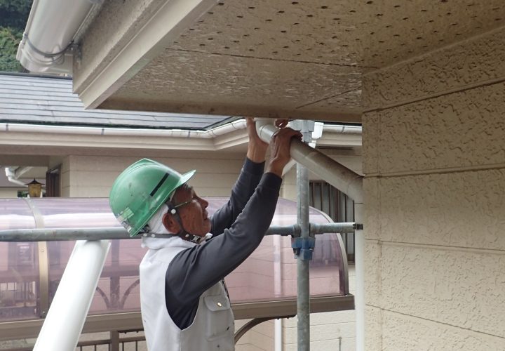 屋根工事で設置した足場を有効活用したいなら…足場が必要な雨樋工事を一緒に行うのがおススメです！