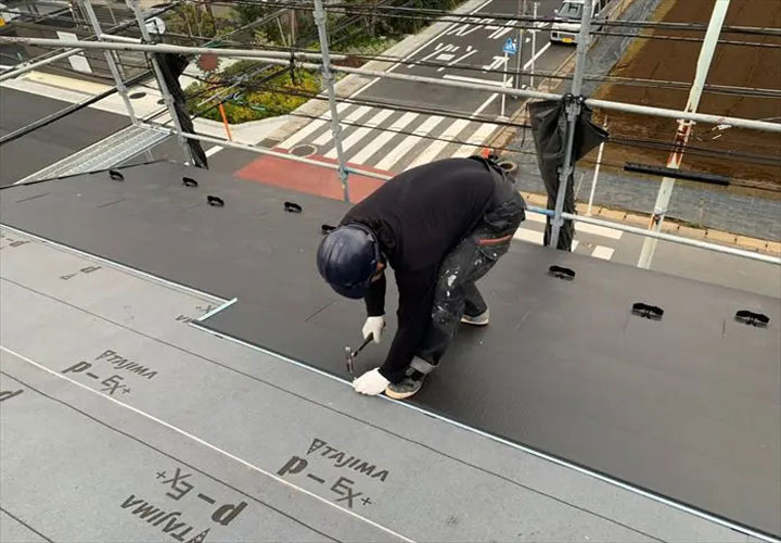 ガルバリウム鋼板屋根材を使用した葺き替え工事の様子