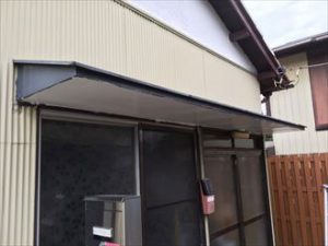 庇は 「ひさし」 と読み、 窓や玄関などの上に独立して設置される小さな屋根 を指します！