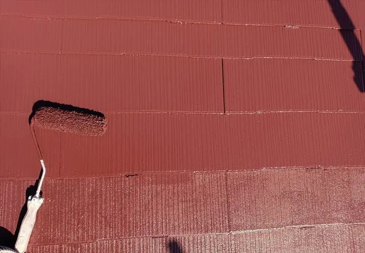 スレート屋根と塗装用ローラー