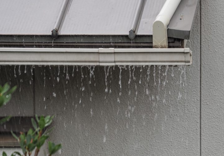 雨樋から水が溢れ出ている様子