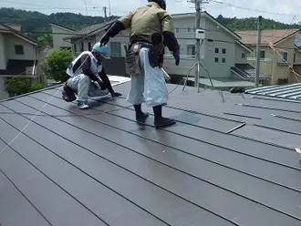 屋根材の敷設作業