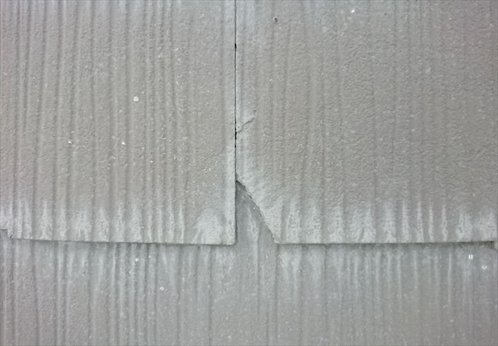 割れた屋根材