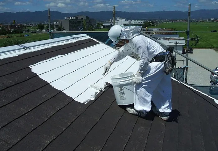 遮熱塗料を使用した屋根塗装の様子