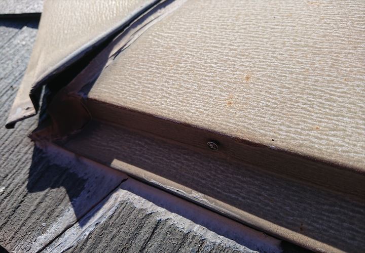 浮いた棟板金