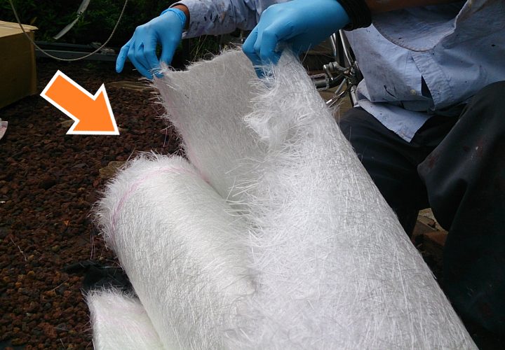 FRP防水ではガラス繊維マットを敷設し、防水性を高めています。