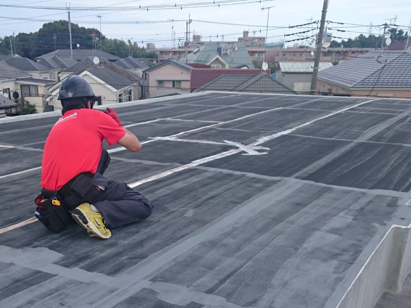 ビル・マンションの陸屋根工事の重要性とは？雨漏りを防ぐ防水工事の工法と費用相場を詳しく解説！