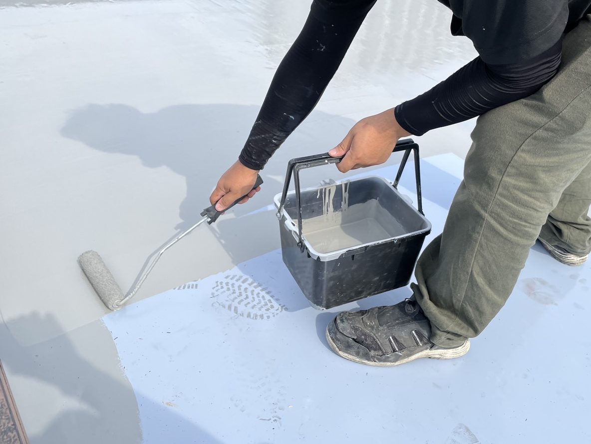 ビル・マンションの陸屋根工事の重要性とは？雨漏りを防ぐ防水工事の工法と費用相場を詳しく解説！