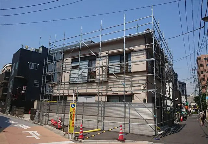 仮設された足場