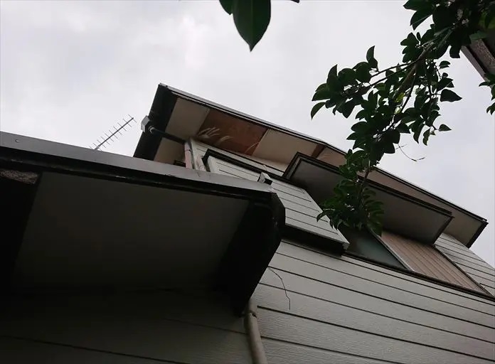 軒天の剥がれた住宅