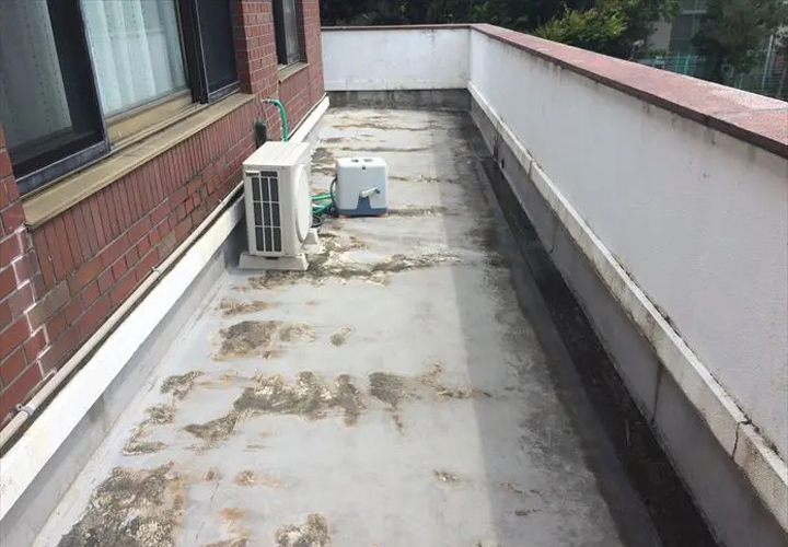 防水層が劣化したバルコニー