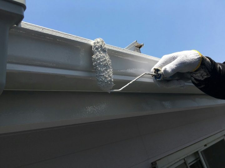 白で塗装した雨樋