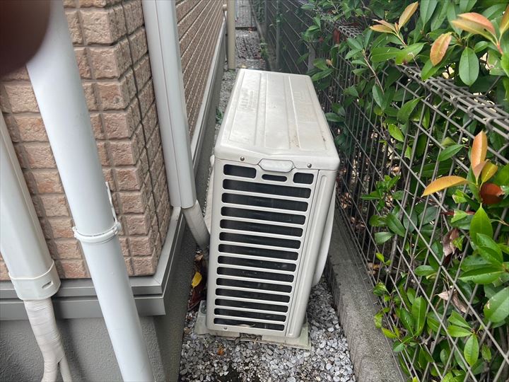 傾いた室外機