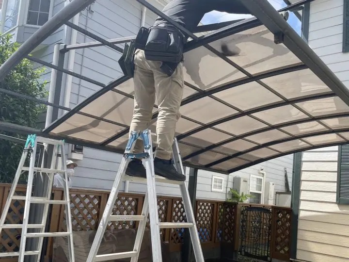ポリカ屋根を交換する様子