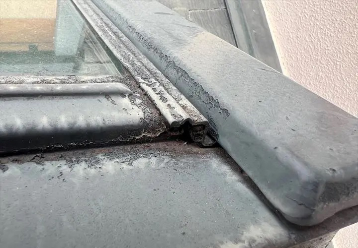 雨漏りが発生しているシーリングの劣化症状