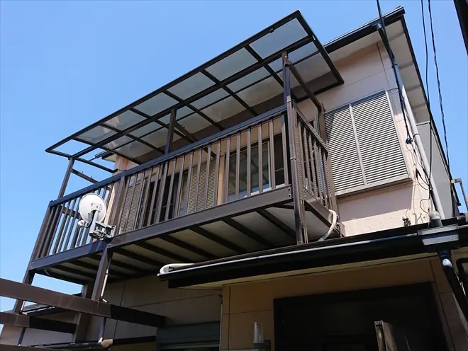 ベランダのポリカ屋根が飛散してしまったお住まい