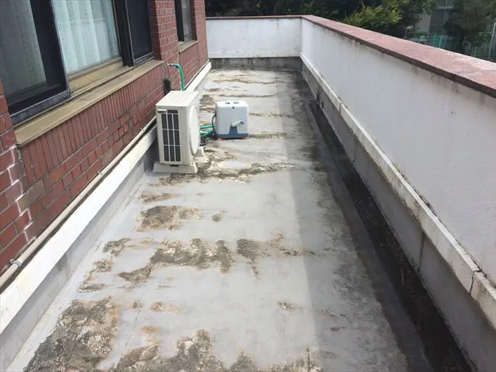 防水層の劣化が進行したベランダ床