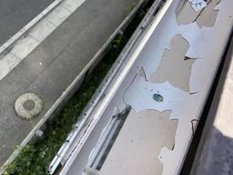 降雹により穴があいた雨樋