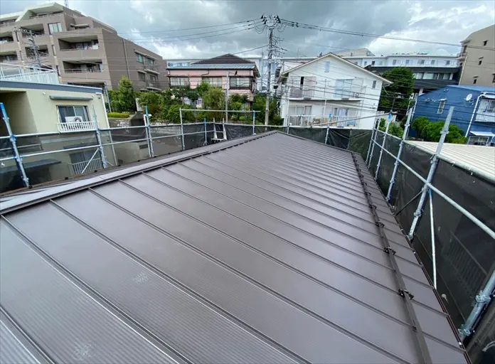 茅ヶ崎市で施工させて頂いた立平葺きのガルバリウム鋼板屋根