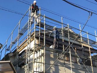 足場の上にいる作業者