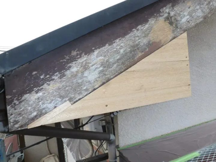 劣化が進行した破風板