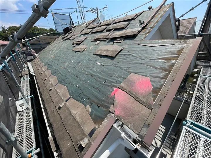 屋根葺き替え工事の様子