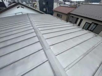 シルバー色の縦葺き屋根