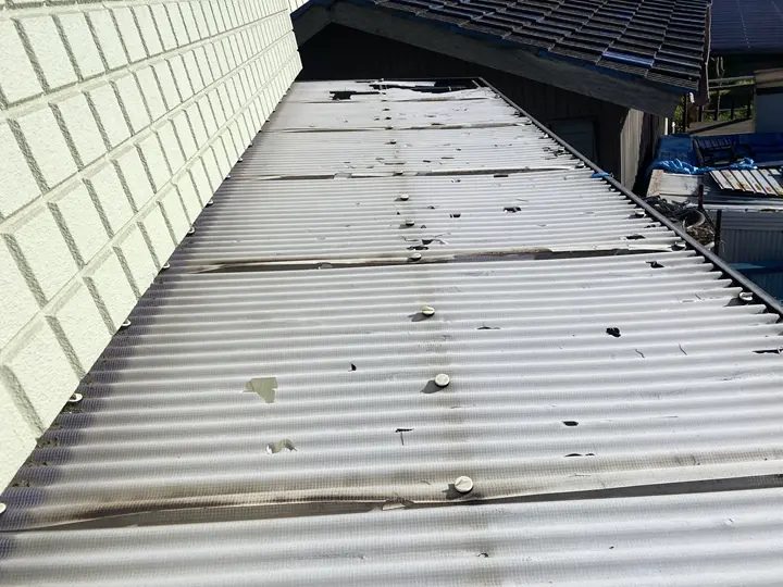 雹被害を受けた塩ビ波板屋根